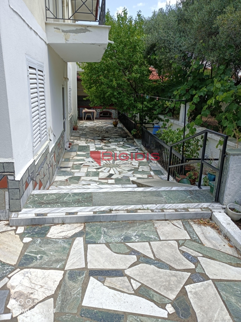 MONOKATOIKIA  270 m2 ισόγειο 145 με 3 δωμάτια σαλοκουζίνα
