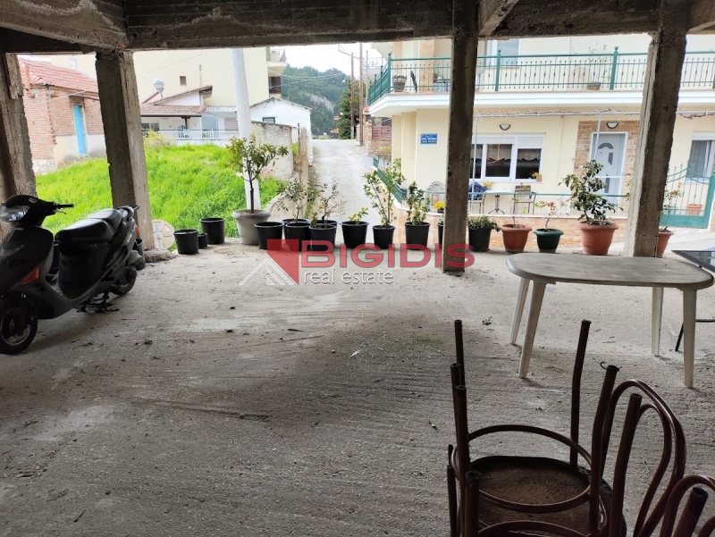 αξιοποιήσιμο ακίνητο με κτίσμα 145 μ2 ,  με οικόπεδο αξιοποιήσιμο 206 μ2  .