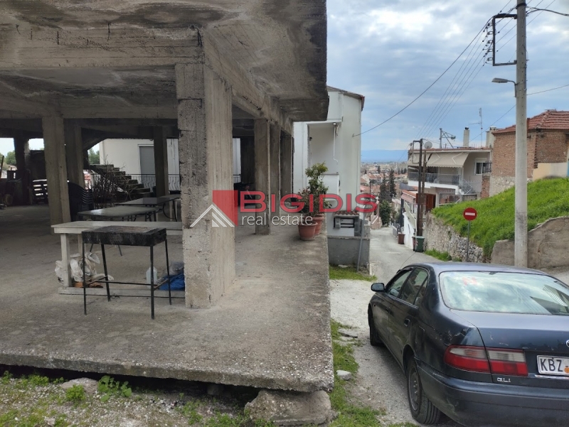 αξιοποιήσιμο ακίνητο με κτίσμα 145 μ2 ,  με οικόπεδο αξιοποιήσιμο 206 μ2  .