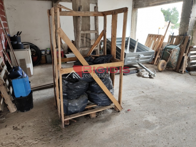 αξιοποιήσιμο ακίνητο με κτίσμα 145 μ2 ,  με οικόπεδο αξιοποιήσιμο 206 μ2  .