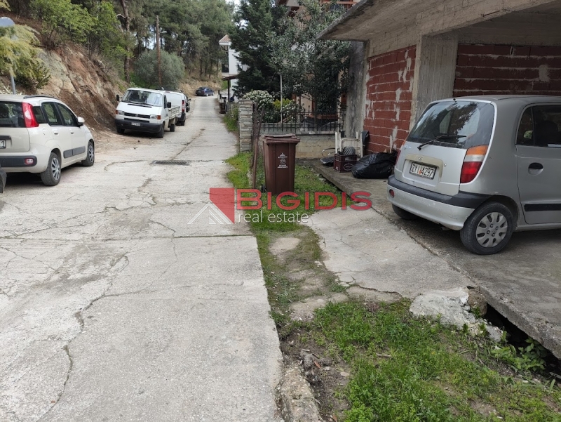 αξιοποιήσιμο ακίνητο με κτίσμα 145 μ2 ,  με οικόπεδο αξιοποιήσιμο 206 μ2  .