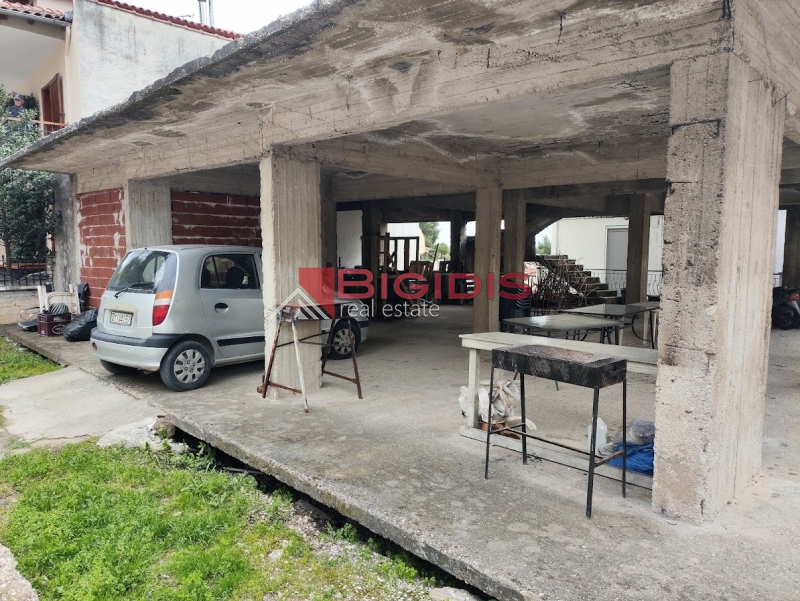 αξιοποιήσιμο ακίνητο με κτίσμα 145 μ2 ,  με οικόπεδο αξιοποιήσιμο 206 μ2  .