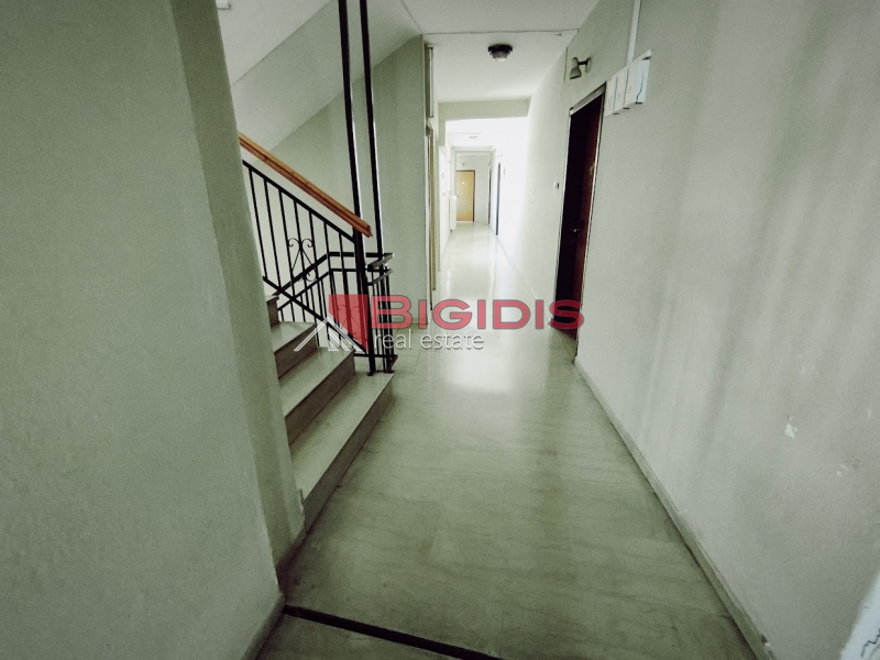 Οροφος 450 μ2 αποτελούμενο από πολλές αιθουσες