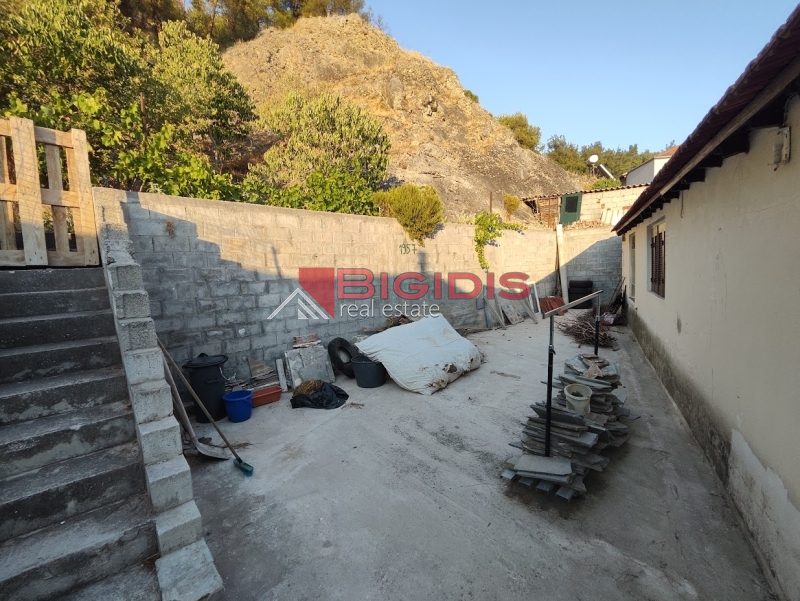Δυόροφη μονοκατοικία , ισόγεια κατοικίσημη   και 1ος ημιτελής