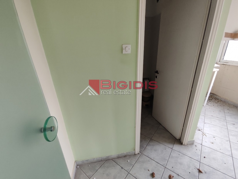 ΓΩΝΙΑΚΌ γραφείο με προβολή στο κέντρο των ΣΕΡΡΩΝ