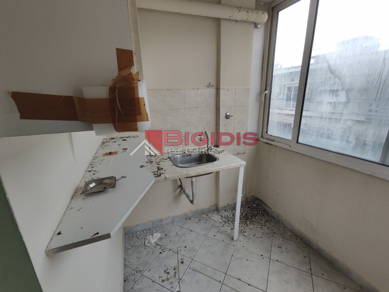 ΓΩΝΙΑΚΌ γραφείο με προβολή στο κέντρο των ΣΕΡΡΩΝ