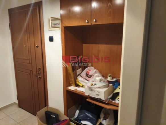 Κεντρικό γραφείο επιπλωμένο διαμπερές ιδιωτικό wc