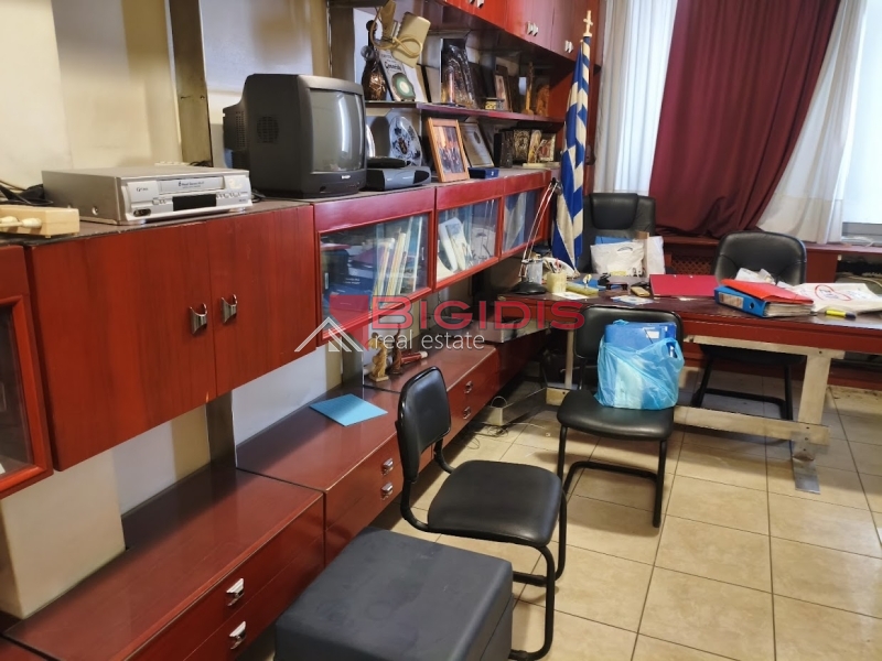 Κεντρικό γραφείο επιπλωμένο διαμπερές ιδιωτικό wc