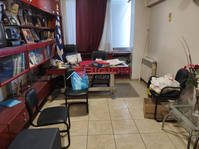 Κεντρικό γραφείο επιπλωμένο διαμπερές ιδιωτικό wc