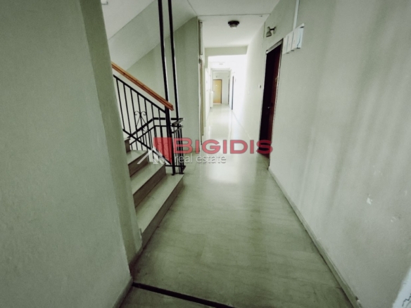 Οροφος 450 μ2 αποτελούμενο από πολλές αιθουσες