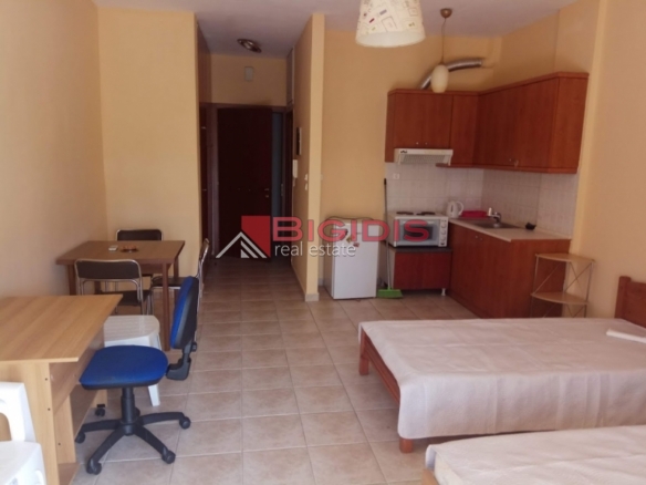 Κωδικός ακινήτου: 22441 – Σέρρες, περιοχή Πυροβολικά. Ενοικιάζεται επιπλωμένη γκαρσονιέρα στον 2ο όροφο,